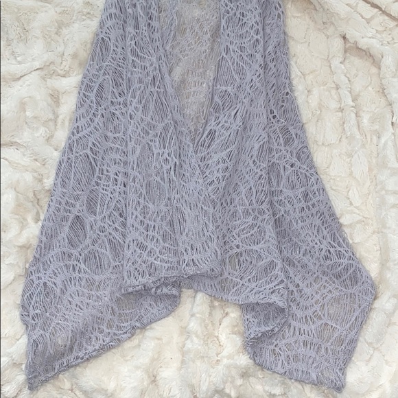 Hem and thread vest - Picture 2 of 4